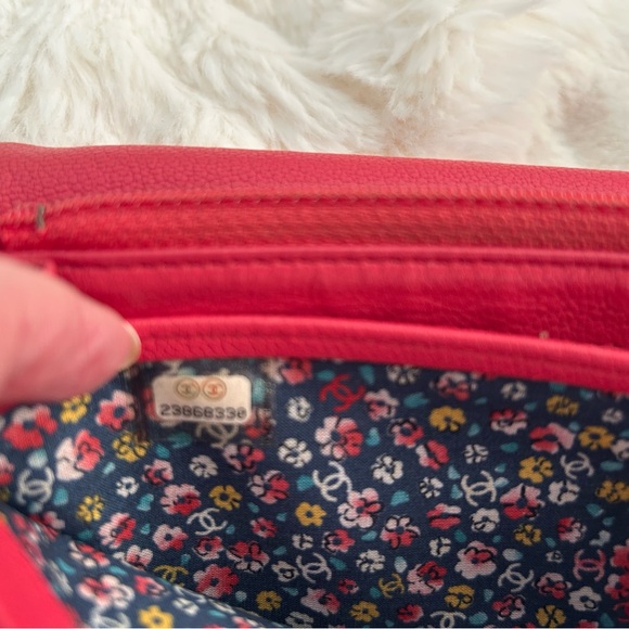 CHANEL
Goatskin CC Large Clover Charm Bi-fold with Chanel dust bag - Picture 12 of 13